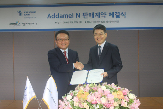 박주호 프레지니우스카비 코리아 대표(왼쪽)와 박승국 한올바이오파마 대표가 지난 23일 서울 삼성동 대웅제약 본사에서 '아다말엔' 제품 공급 계약을 체결하고 포즈를 취하고 있다.(사진 한올바이오파마 제공)